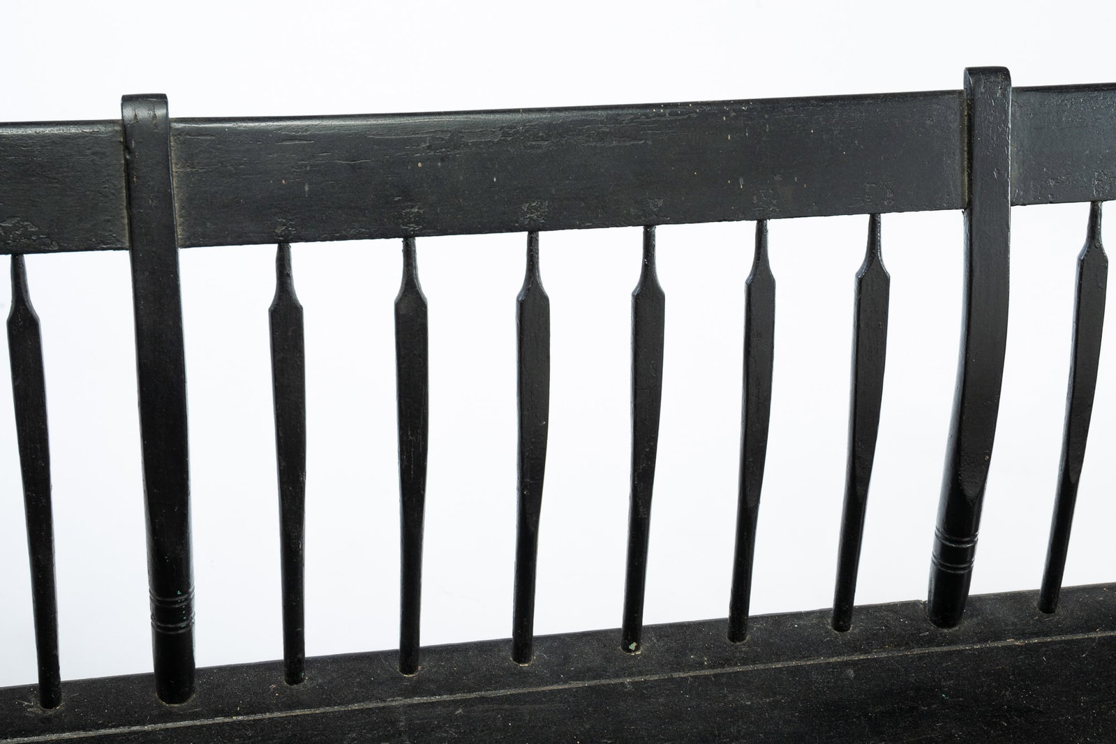 EBONIZED ARROW-BACK WINDSOR SETTEE. - 3
