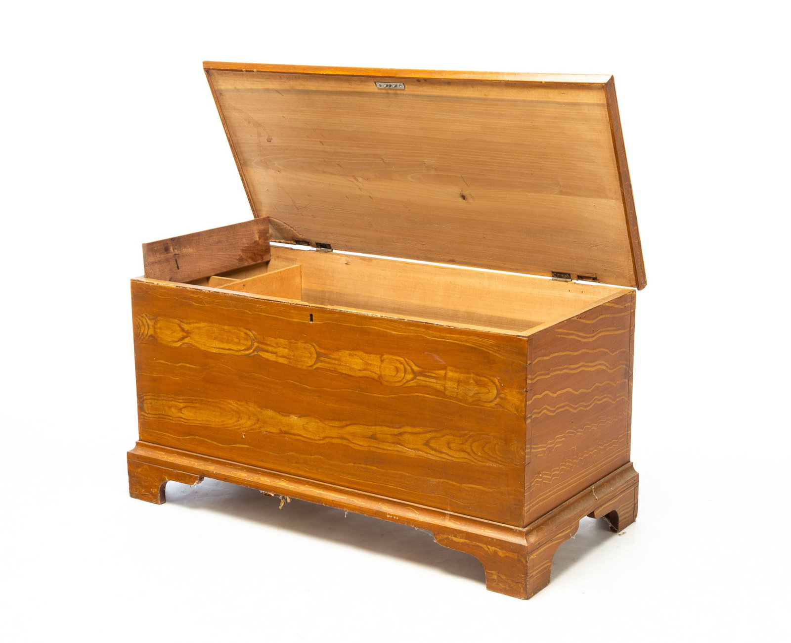 GRAIN-PAINTED BLANKET CHEST. - 2