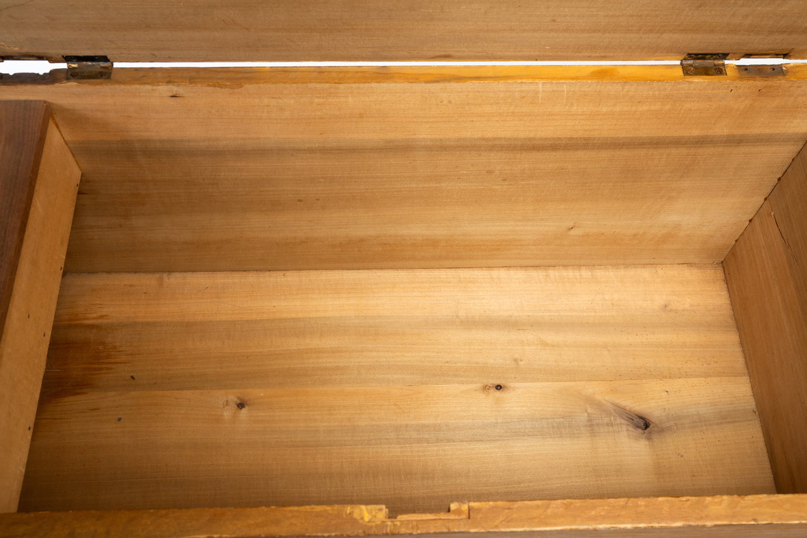 GRAIN-PAINTED BLANKET CHEST. - 3