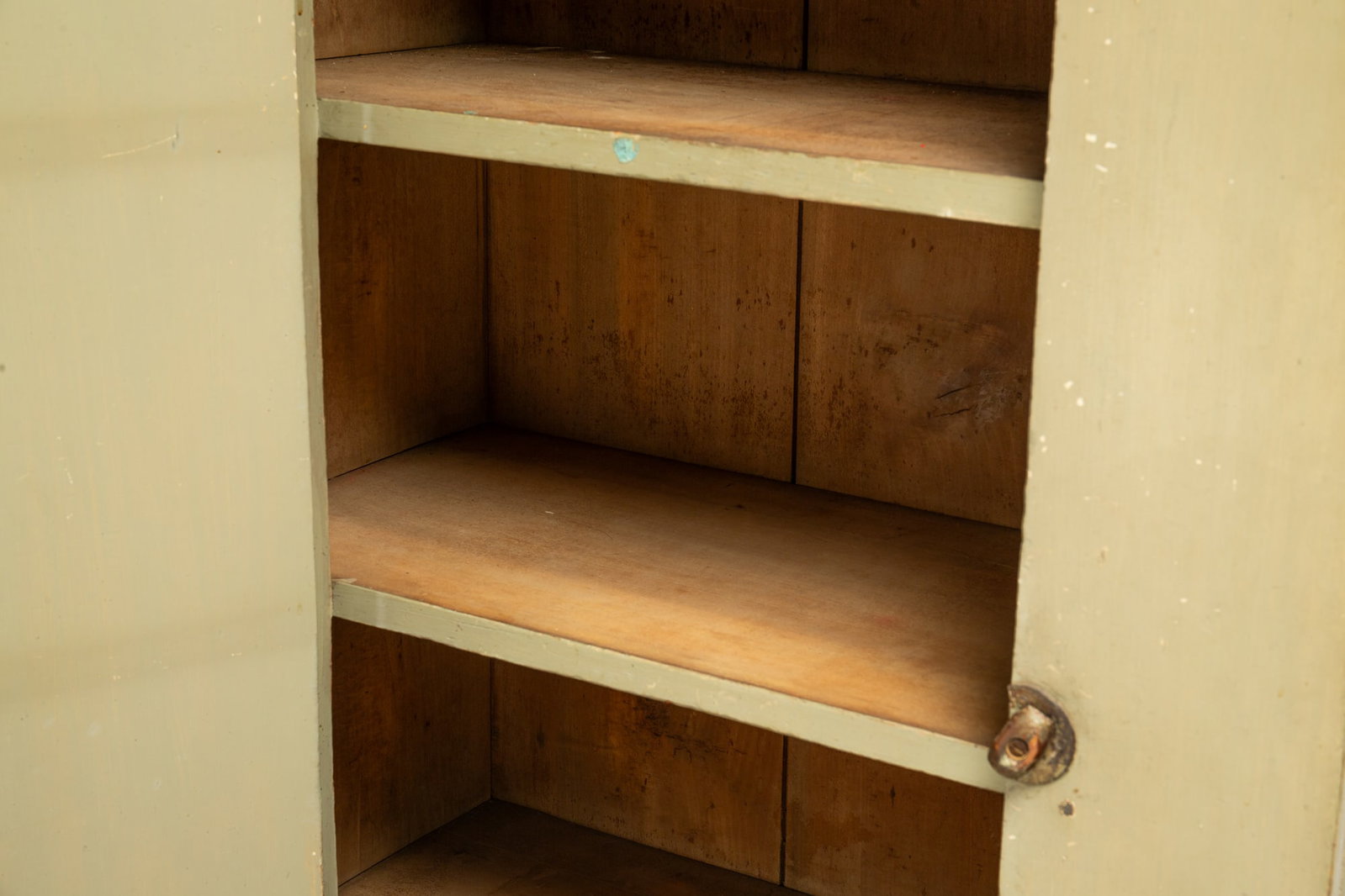 FLAT WALL CUPBOARD WITH PUTTY COLORED PAINT. - 3
