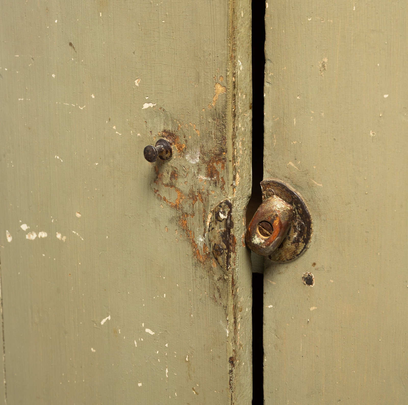 FLAT WALL CUPBOARD WITH PUTTY COLORED PAINT. - 4