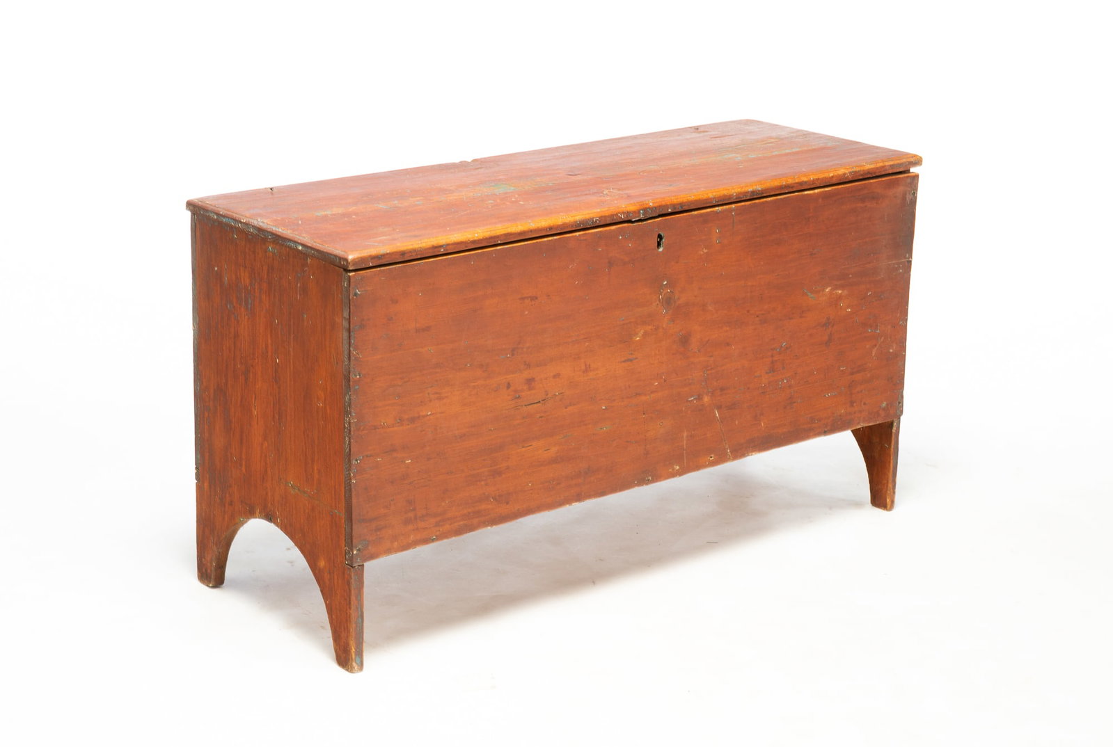 NEW ENGLAND SIX-BOARD BLANKET CHEST WITH TRACES OF RED WASH. (1 of 6)