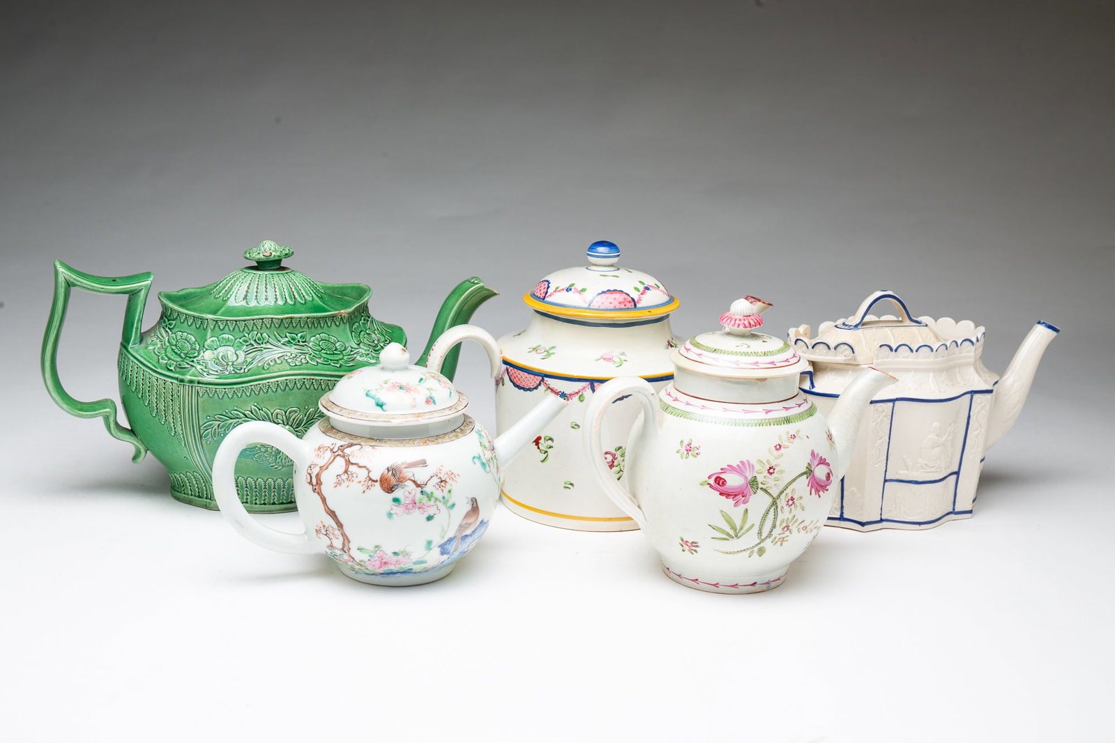 FIVE LIDDED TEAPOTS WITH VARIOUS DESIGNS. (1 of 8)