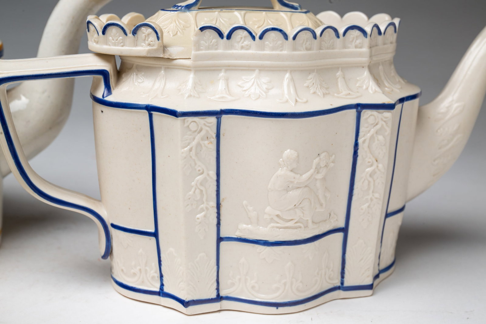 FIVE LIDDED TEAPOTS WITH VARIOUS DESIGNS. - 5