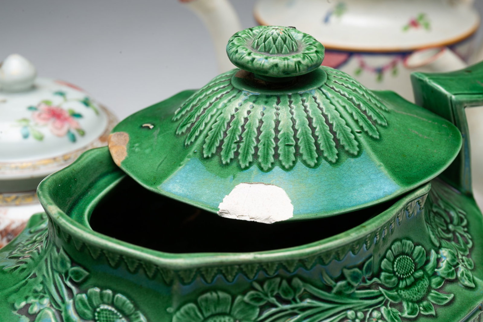 FIVE LIDDED TEAPOTS WITH VARIOUS DESIGNS. - 7