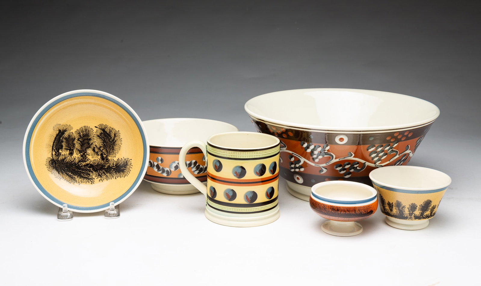 GROUPING OF DON CARPENTIER (NEW YORK, 1951-2014) REPRODUCTION MOCHAWARE.: GROUPING OF DON CARPENTIER (NEW YORK, 1951-2014) REPRODUCTION MOCHAWARE. American, 20th Century. Includes a large bowl with cat's eye grape decoration, 4.75"h. 10.25"d., a bowl with earthworm