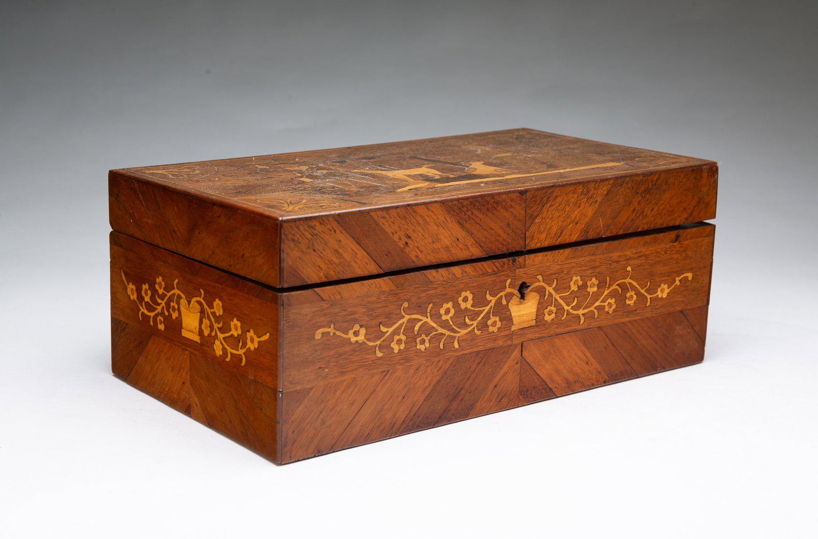 FOLK ART MARQUETRY DRESSER BOX WITH HUNTING SCENE. (1 of 9)