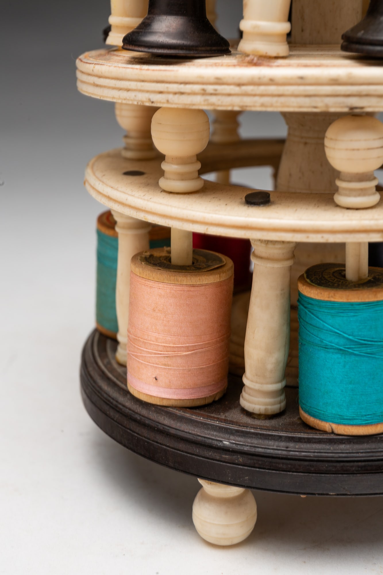 TWO-TIER CLASSICAL SAILOR ART SPOOL CADDY. - 4