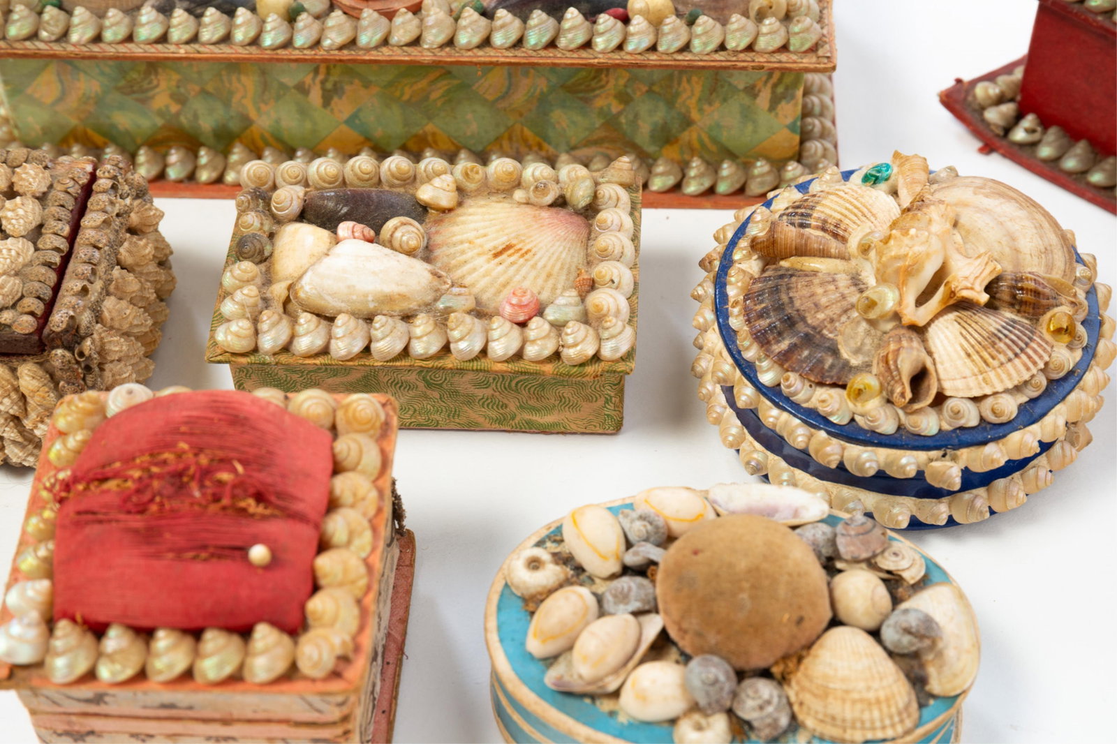 EIGHT SHELL ART TRINKET BOXES. - 2