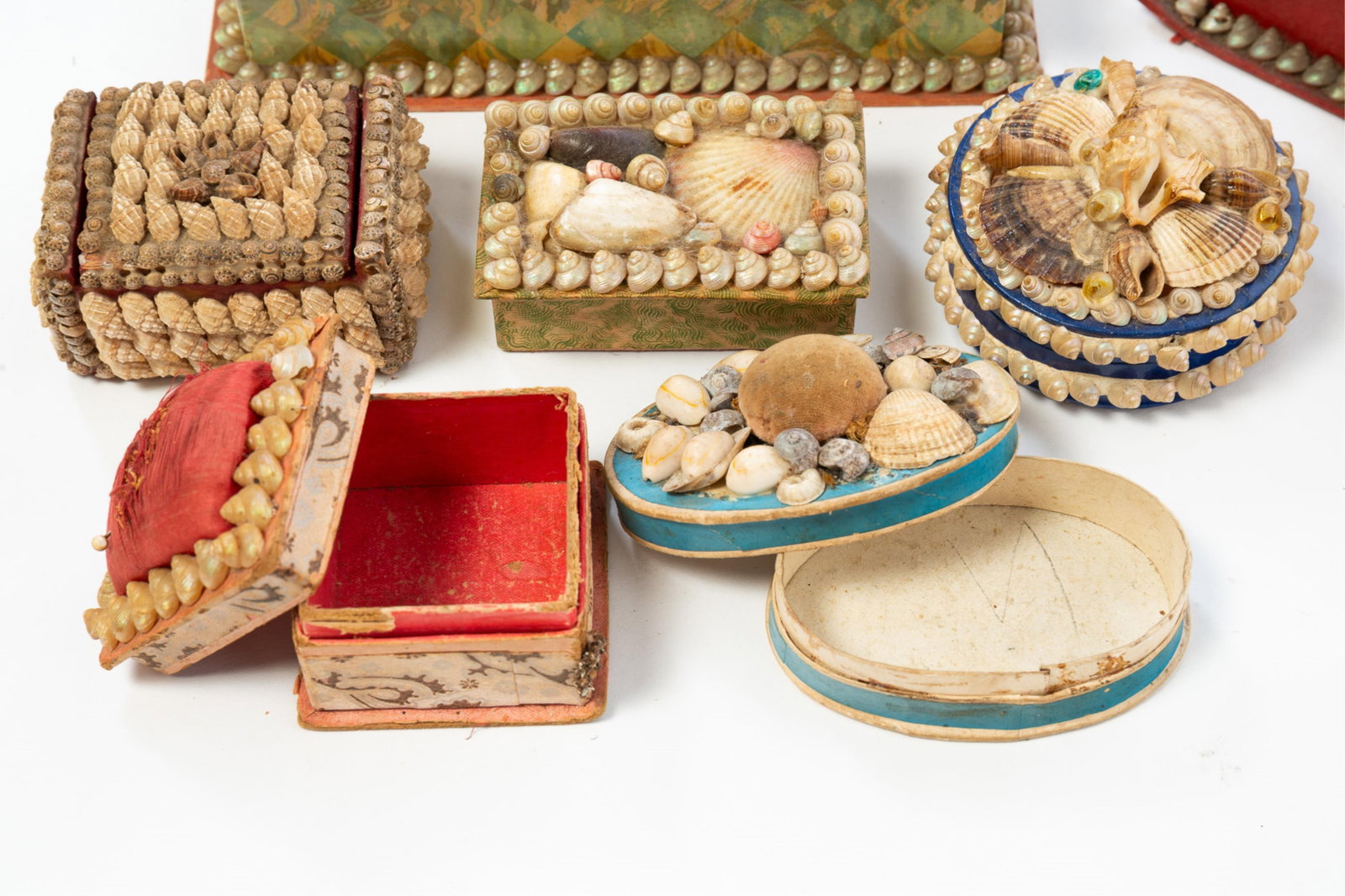 EIGHT SHELL ART TRINKET BOXES. - 5