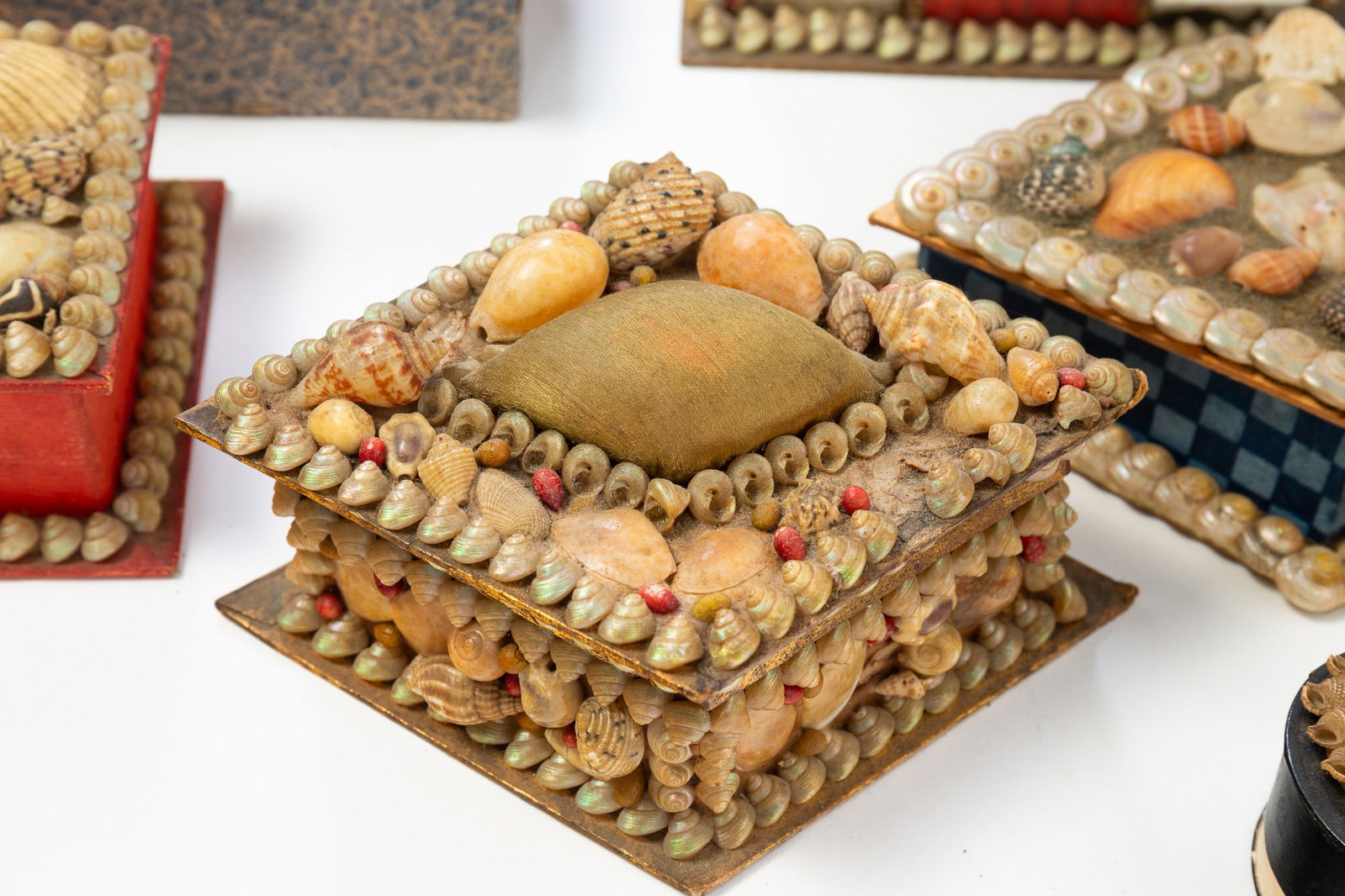EIGHT SHELL ART TRINKET BOXES. - 2