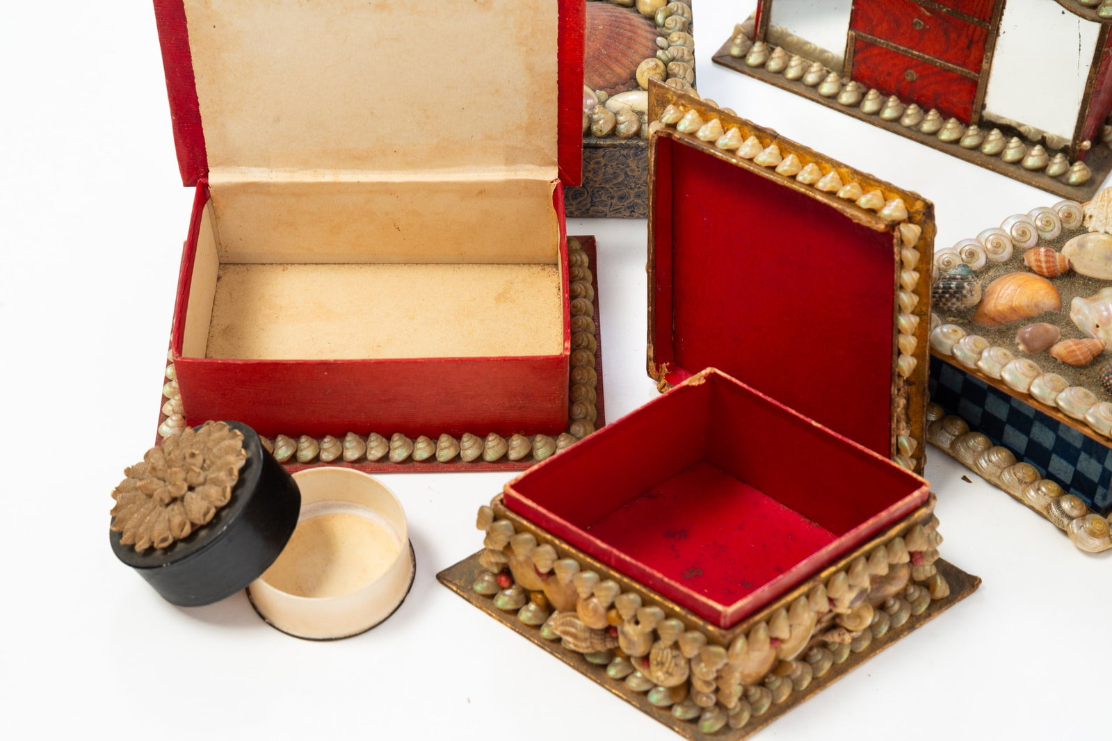 EIGHT SHELL ART TRINKET BOXES. - 4