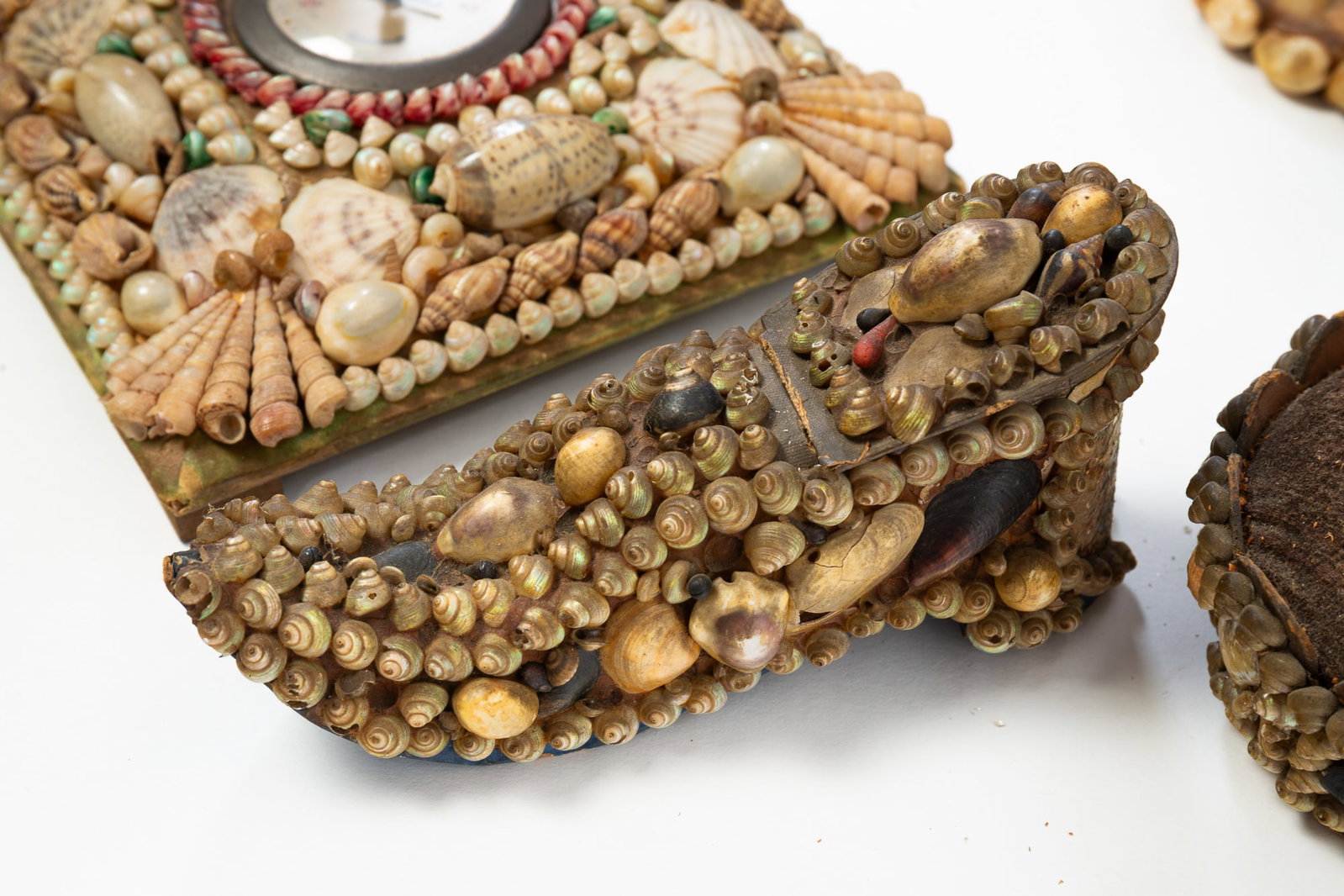 TWELVE SHELL ART ITEMS. - 6