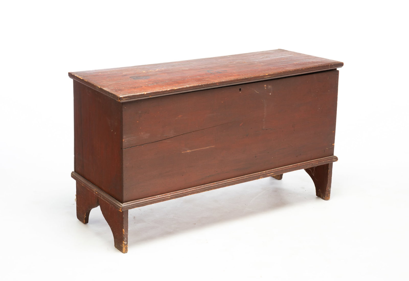 NEW ENGLAND SIX-BOARD BLANKET CHEST WITH ORIGINAL REDDISH-BROWN PAINT. (1 of 5)
