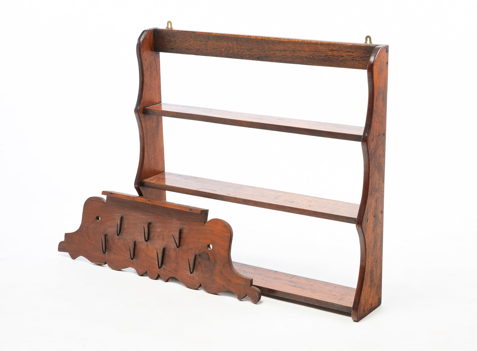 A SET OF HANGING SHELVES AND A GAME RACK. (1 of 4)