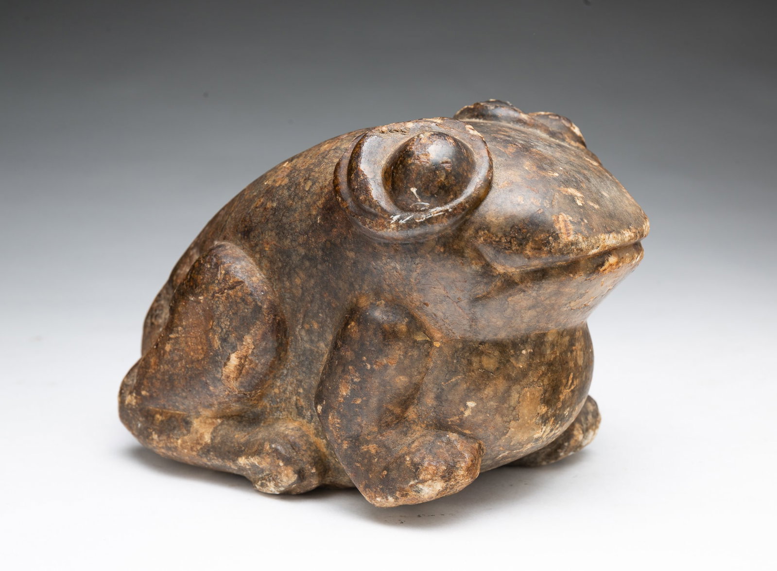 CARVED STONE FROG SIGNED MAESIG. (1 of 5)