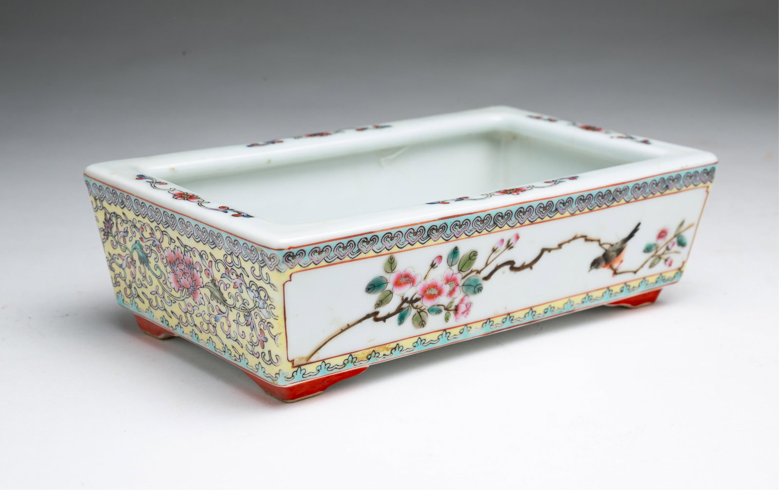 FAMILLE ROSE RECTANGULAR FOOTED PORCELAIN PLANTER. - 2