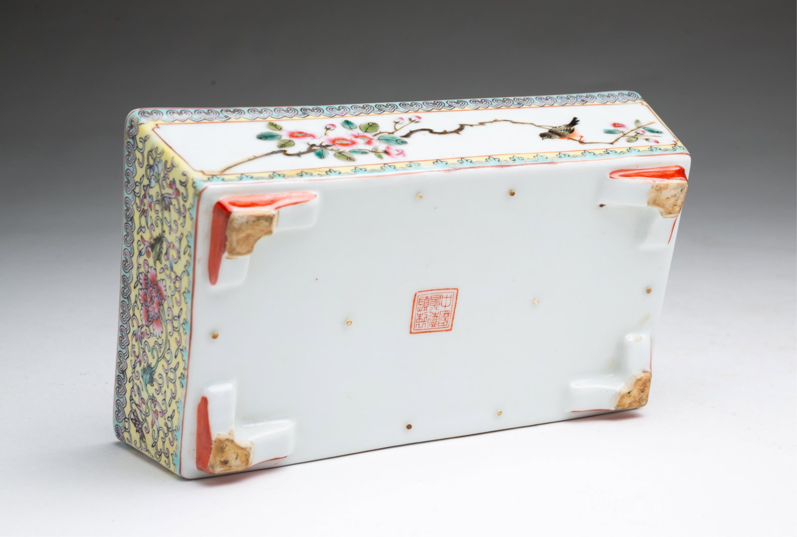 FAMILLE ROSE RECTANGULAR FOOTED PORCELAIN PLANTER. - 3