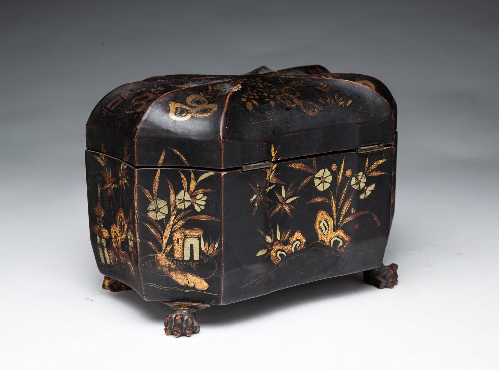 CHINESE EXPORT PAPIER MACHE DECORATED TEA CADDY. (1 of 4)