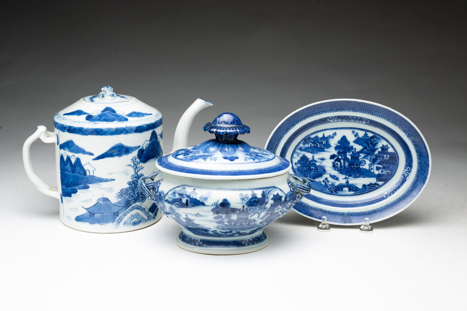 CHINESE BLUE AND WHITE CANTON PORCELAIN LIDDED TEAPOT AND SAUCE TUREEN. (1 of 7)