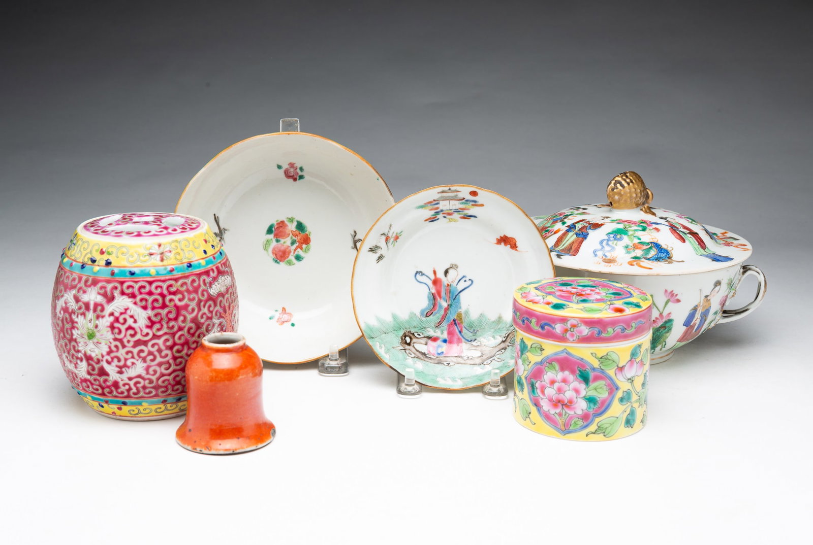 ASSORTED GROUPING OF FAMILLE ROSE PORCELAIN. (1 of 5)