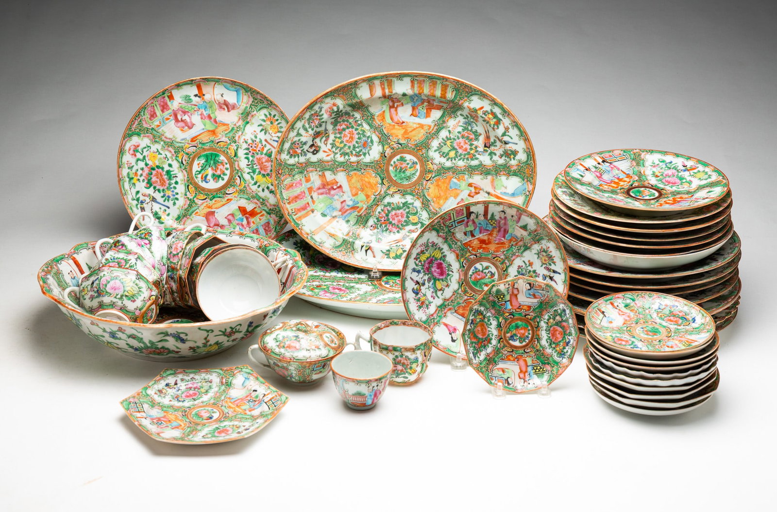 LARGE GROUPING OF CHINESE EXPORT ROSE MEDALLION CHINA. (1 of 6)
