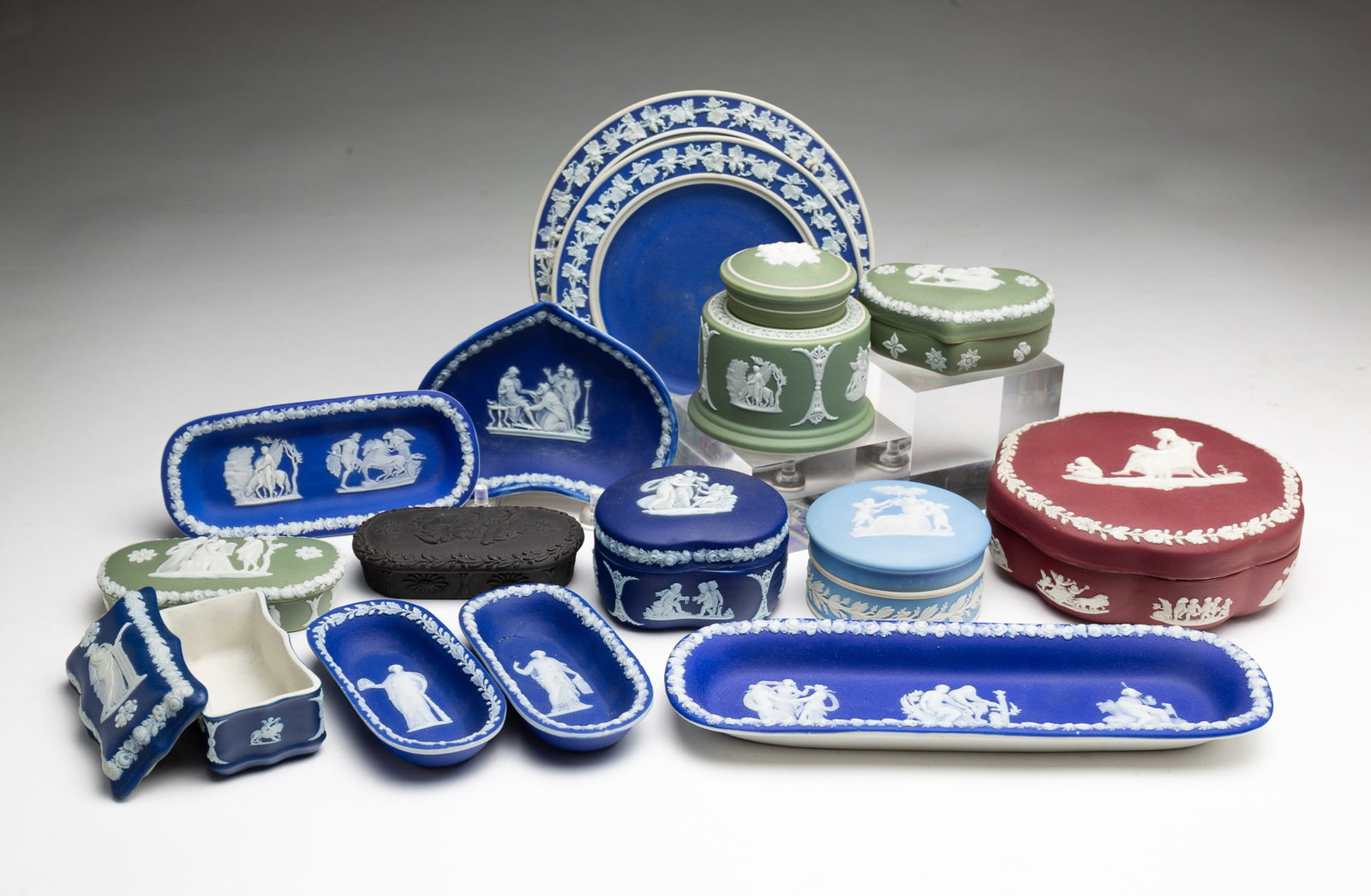 GROUP OF WEDGWOOD PORCELAIN ITEMS.: GROUP OF WEDGWOOD PORCELAIN ITEMS. English, 19th and early 20th Centuries. A combination of impressed WEDGWOOD and WEDGWOOD ENGLAND marks. Four blue dip lozenge-shaped pin dishes, two round blue dip