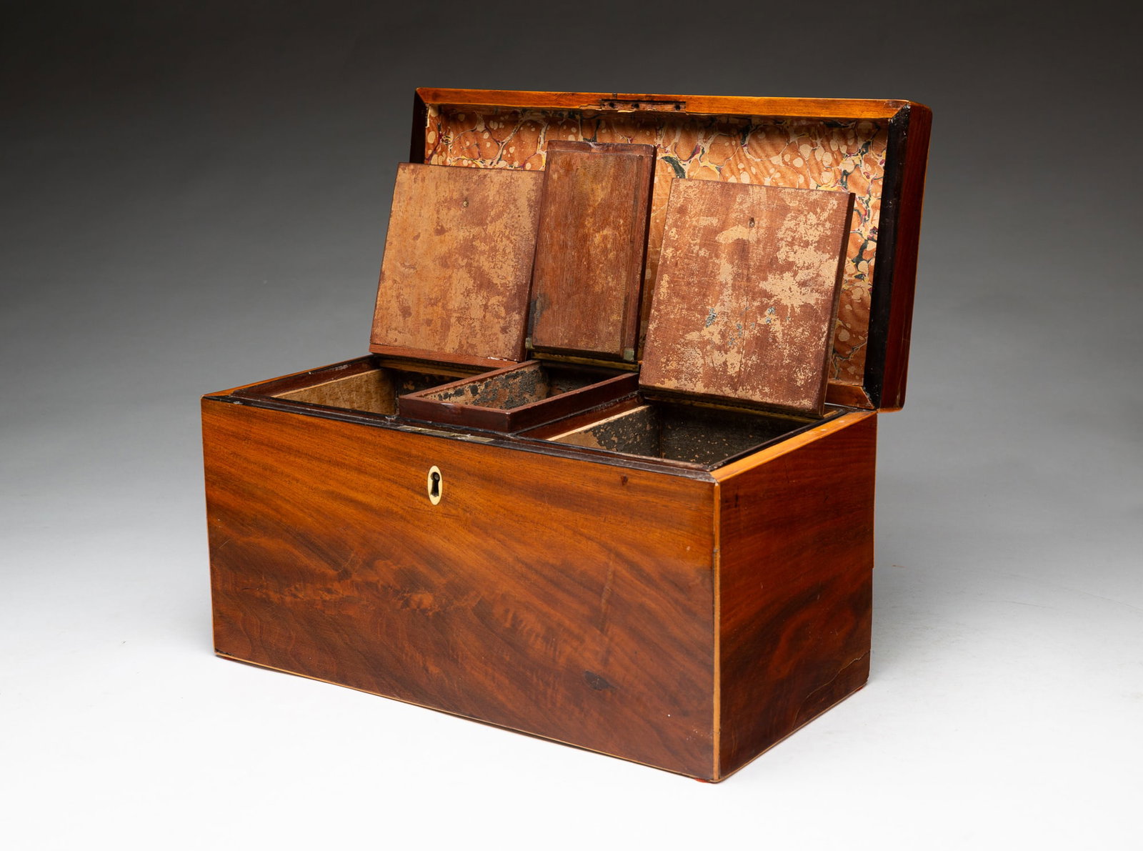 MAHOGANY VENEERED TEA CADDY. - 3