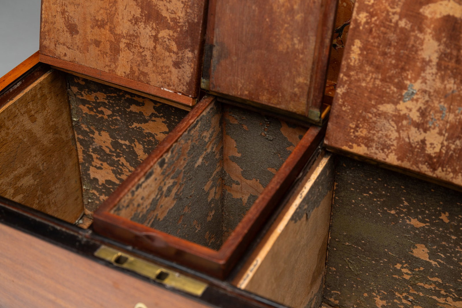 MAHOGANY VENEERED TEA CADDY. - 4