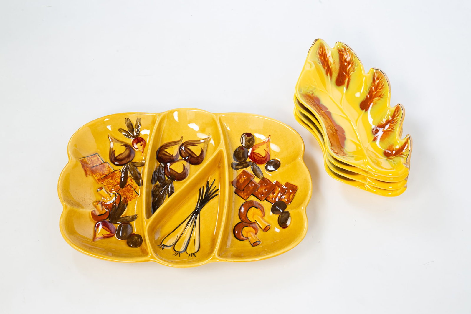 CALIFORNIA POTTERY DIVIDED TRAY AND FOUR LEAF-FORM DISHES. (1 of 6)