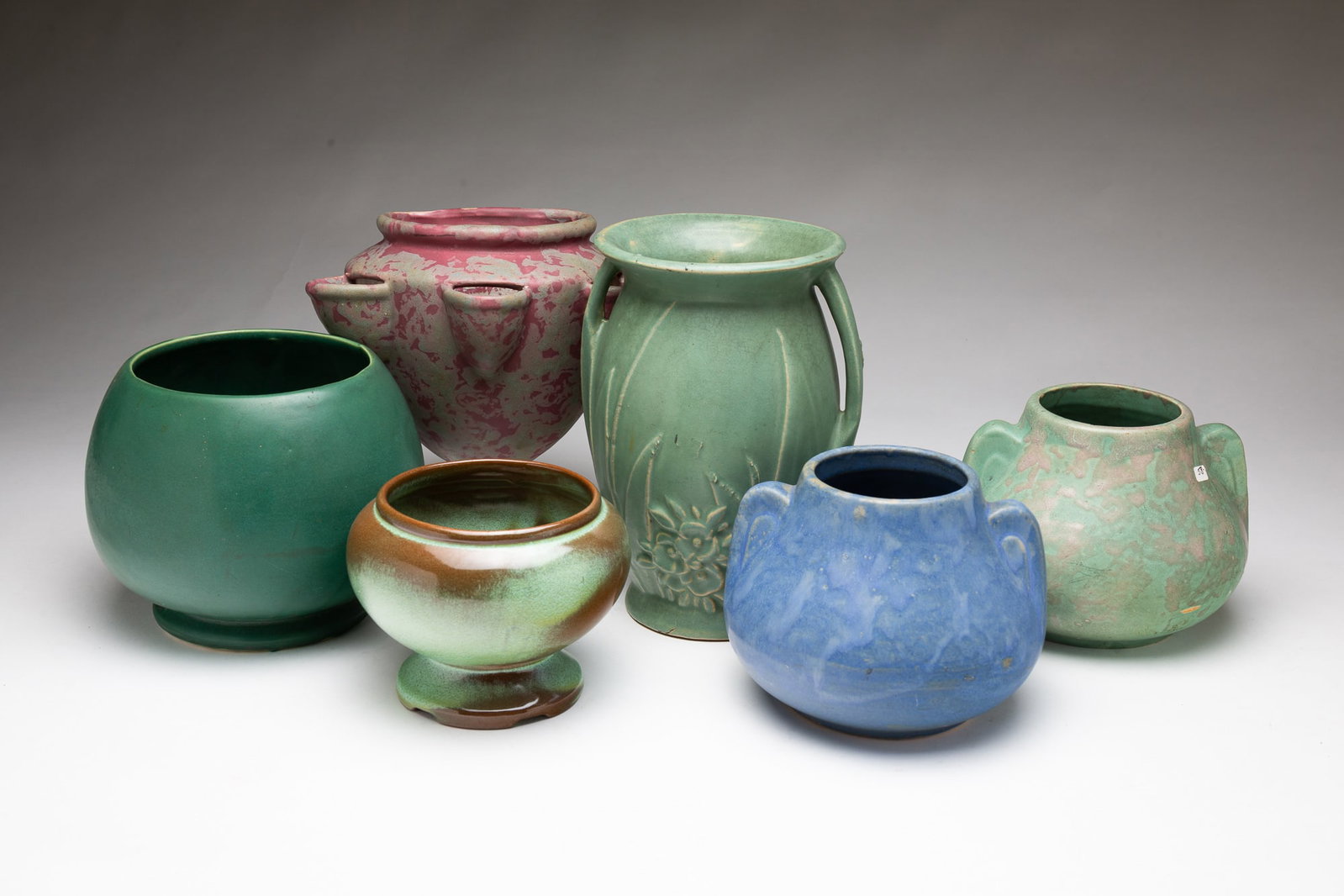 SIX AMERICAN ART POTTERY VASES, INCL. MCCOY AND FRANKOMA. (1 of 8)