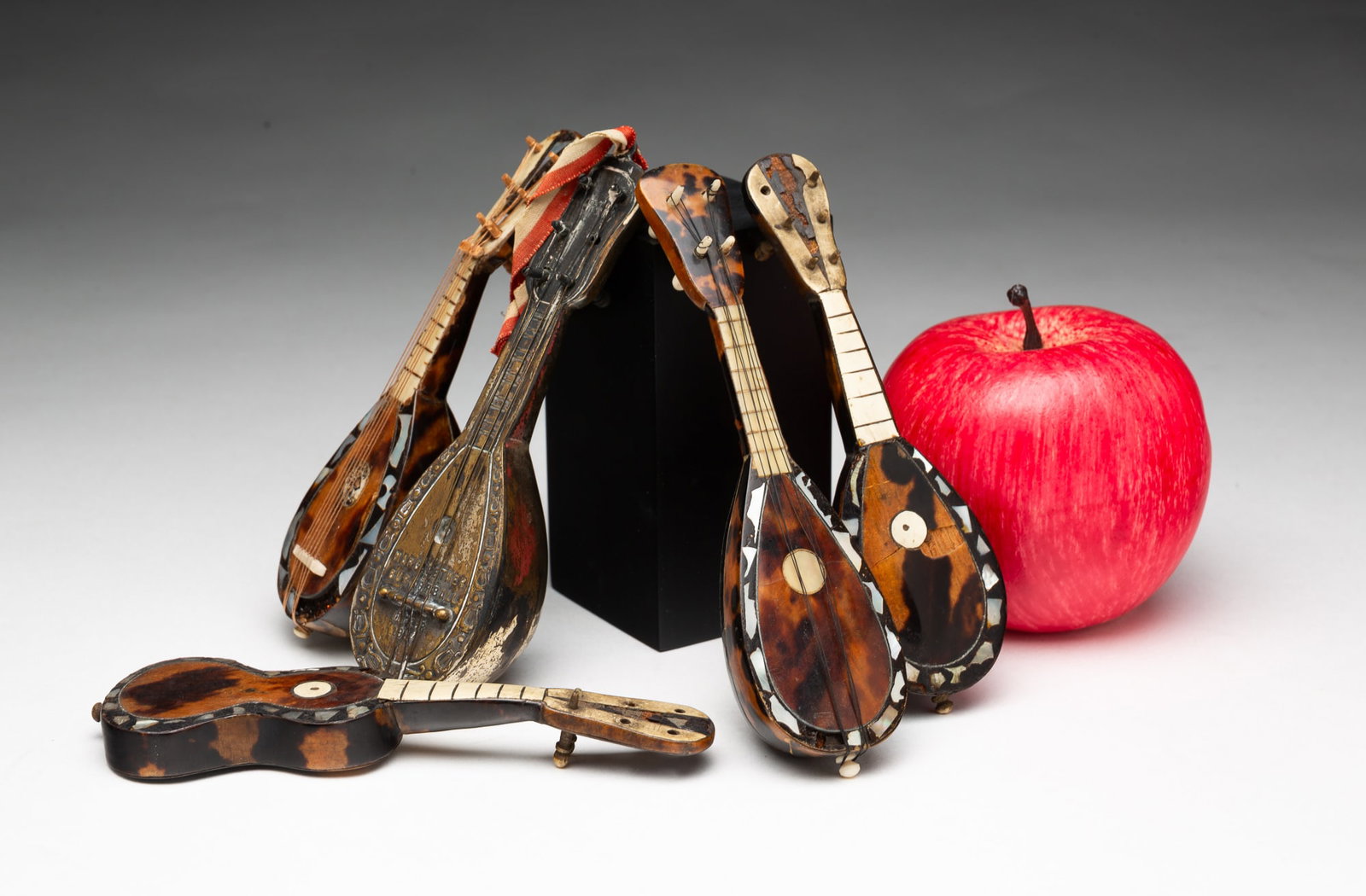 FIVE MINIATURE EUROPEAN STRINGED INSTRUMENT SOUVENIRS. (1 of 5)