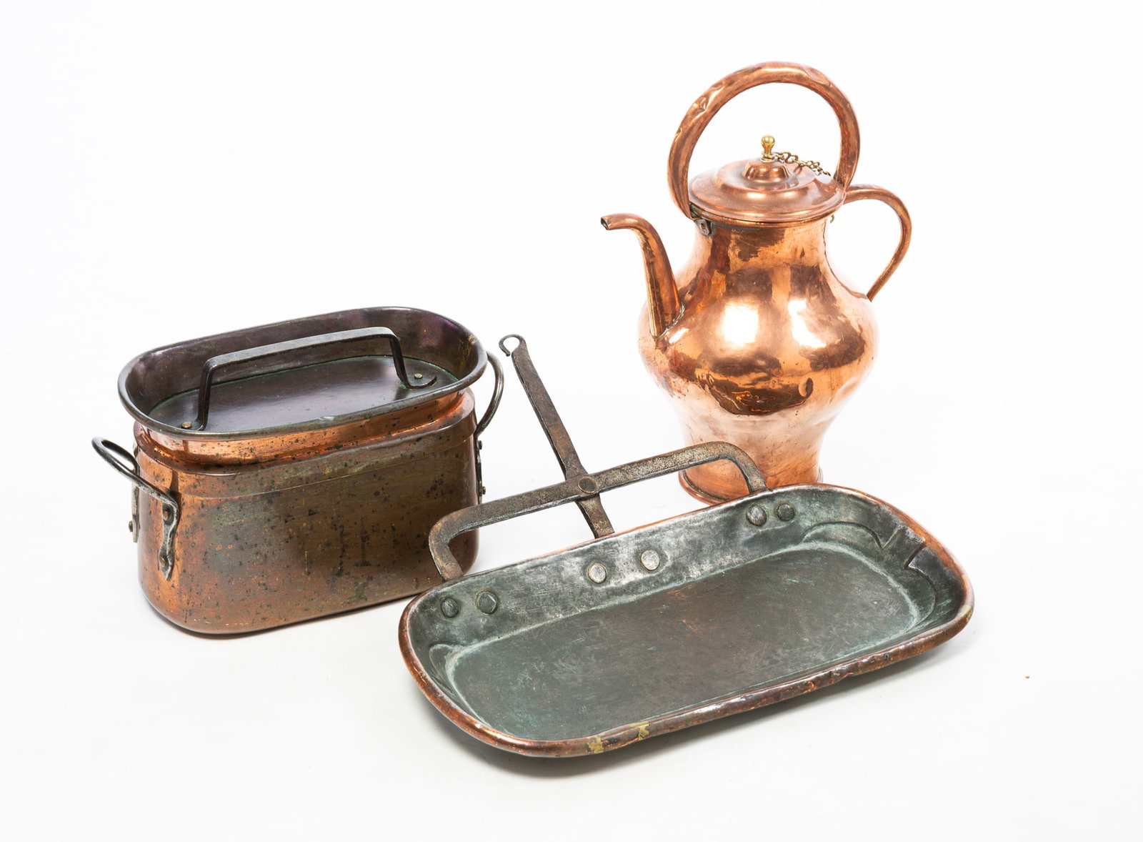THREE COPPER ITEMS WITH DOVETAILED CONSTRUCTION AND TINNED INTERIORS. (1 of 7)