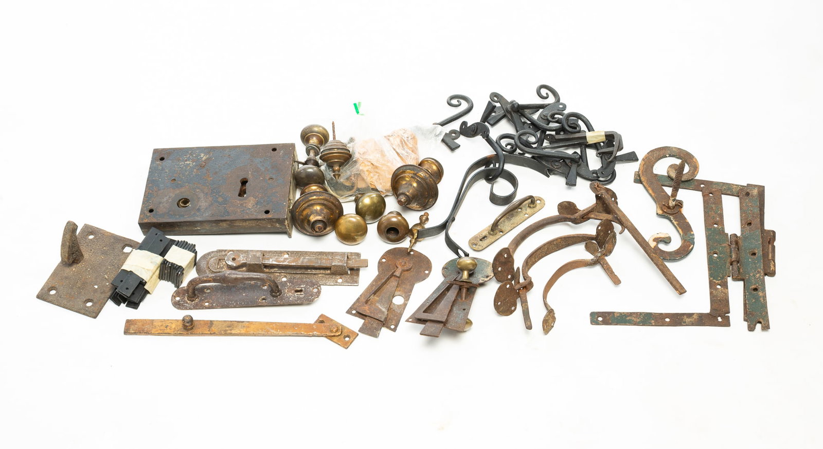 COLLECTION OF IRON AND BRASS HARDWARE. (1 of 5)