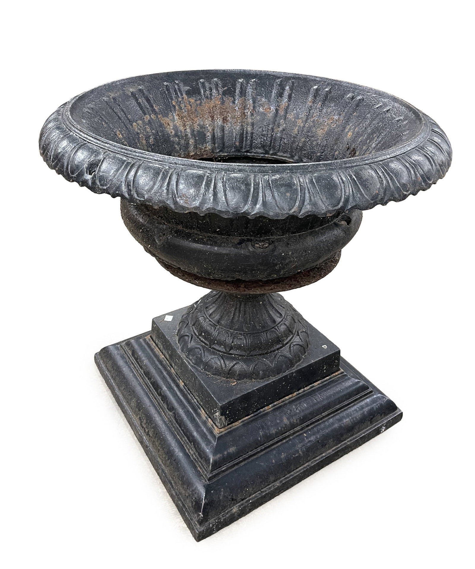 CAST IRON GARDEN URN WITH CLASSICAL DETAIL. (1 of 4)