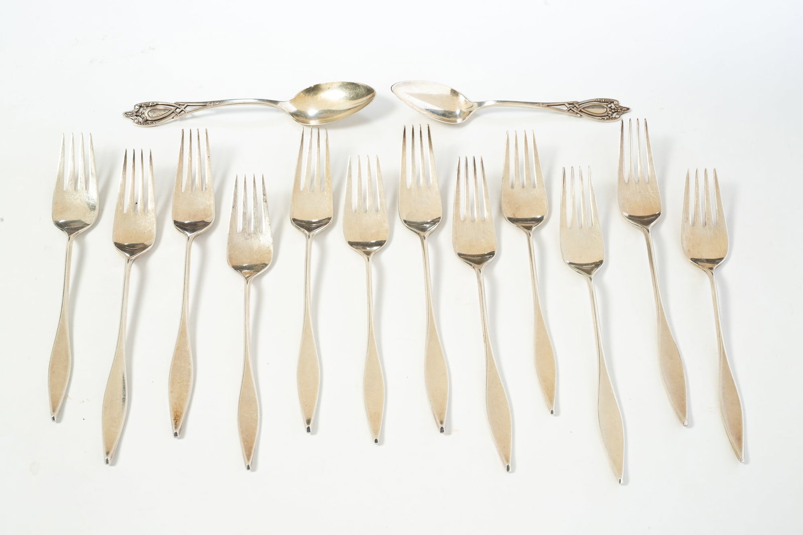 ASSORTMENT OF STERLING SILVER FLATWARE. (1 of 5)