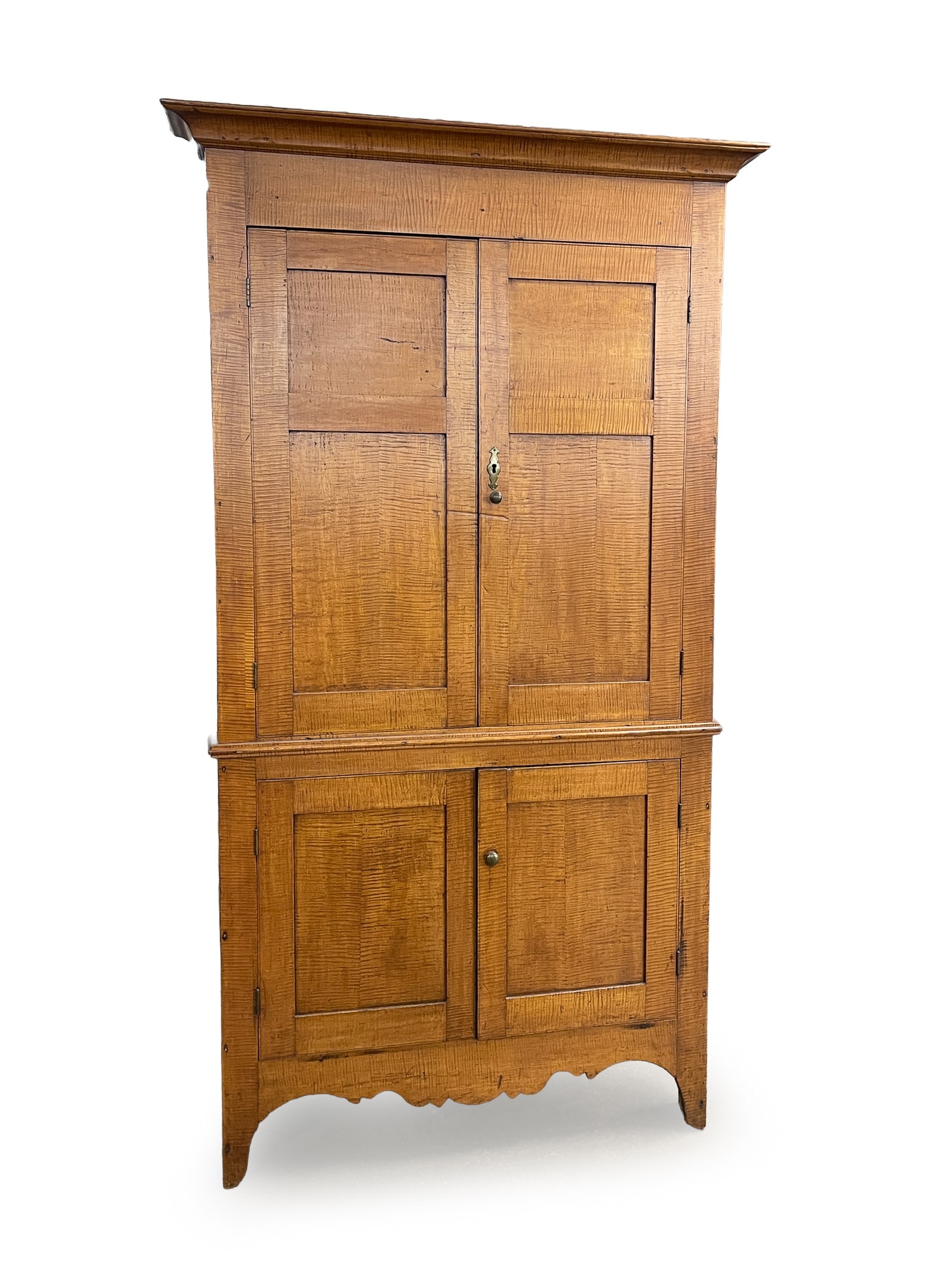 KENTUCKY TIGER MAPLE CORNER CUPBOARD. (1 of 6)