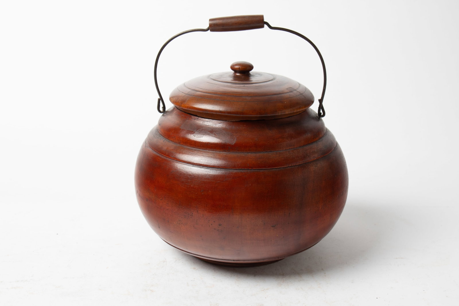 LARGE LIDDED PEASEWARE JAR WITH BAIL HANDLE. (1 of 6)