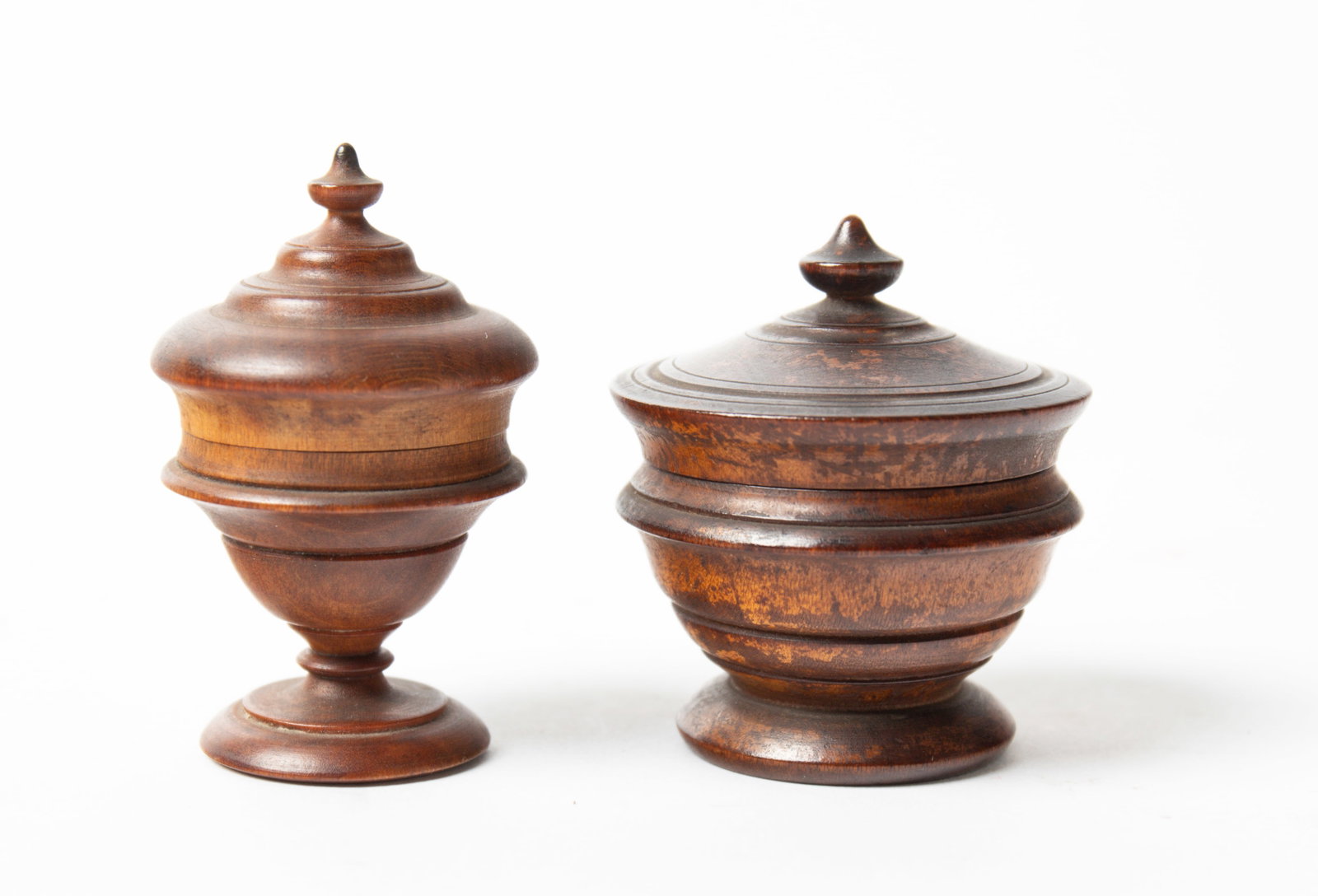 TWO DIMINUTIVE PEASEWARE LIDDED JARS. (1 of 4)