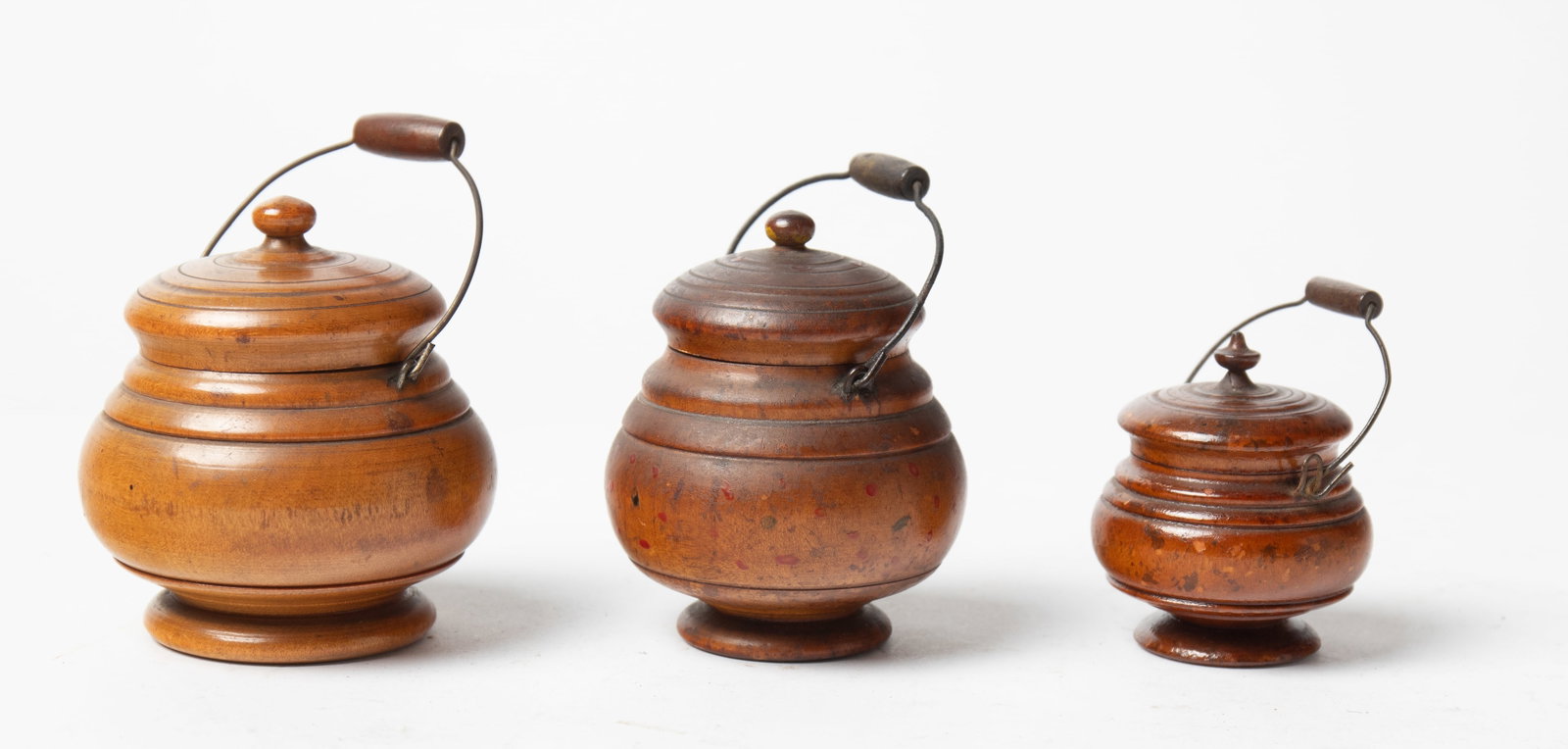 THREE DIMINUTIVE PEASEWARE LIDDED JARS WITH BAIL HANDLES. (1 of 5)