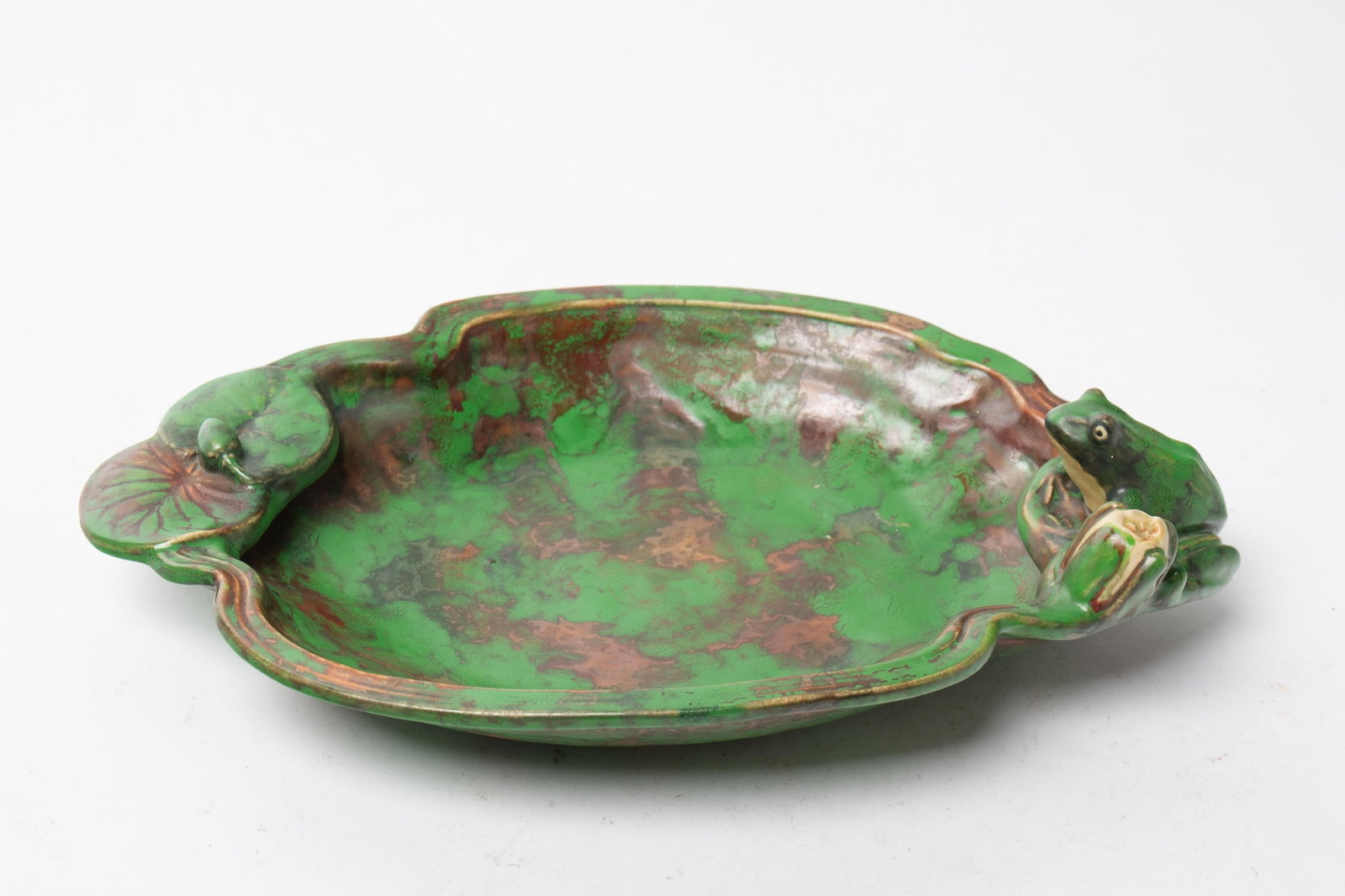 WELLER (ZANESVILLE, OHIO) COPPERTONE POTTERY FROG ON LILY PAD DISH. (1 of 5)