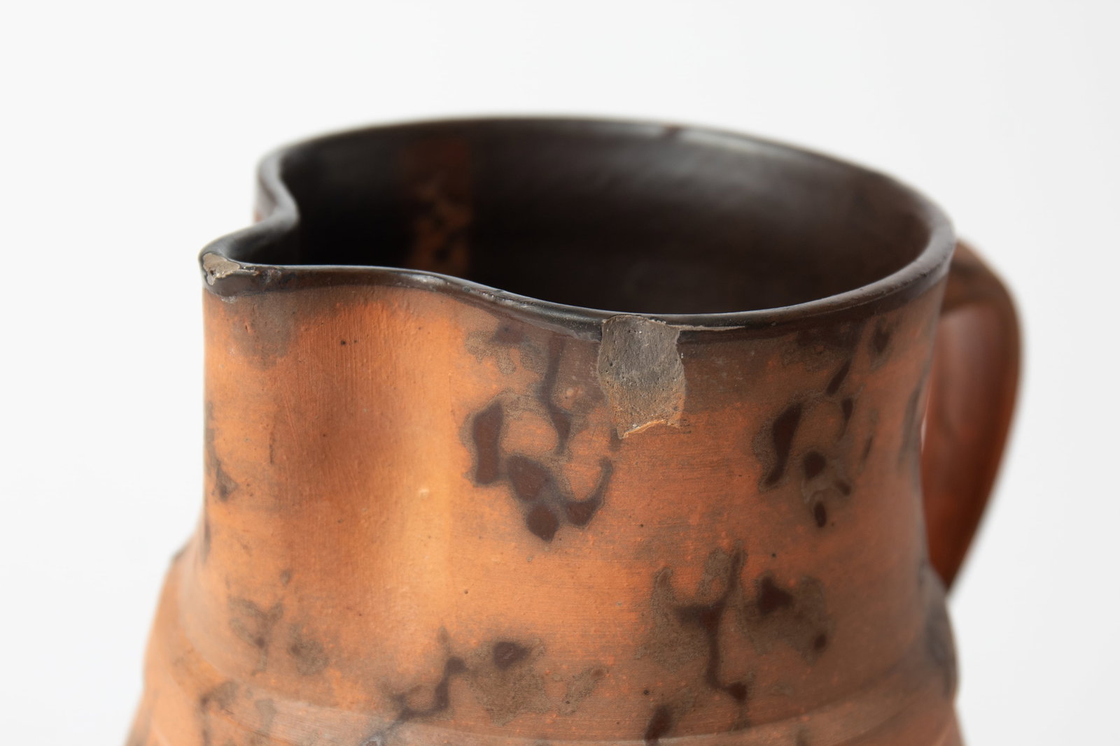 REDWARE PITCHER WITH SPONGE DECORATION. - 4