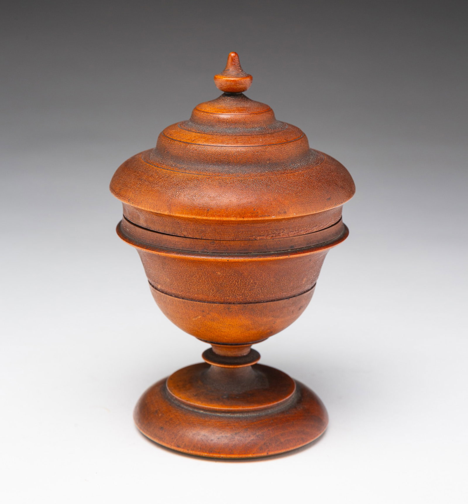 FOOTED PEASEWARE LIDDED CONTAINER. (1 of 3)