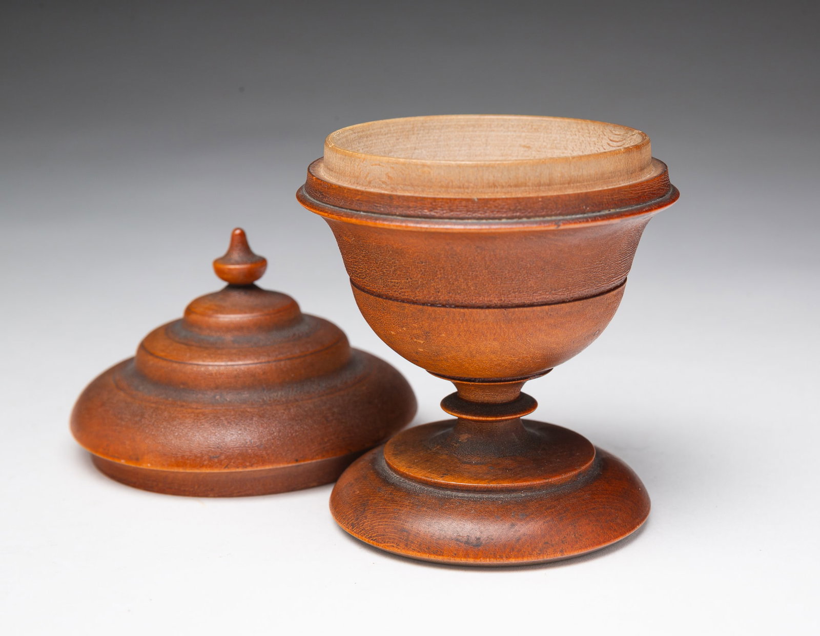 FOOTED PEASEWARE LIDDED CONTAINER. - 2