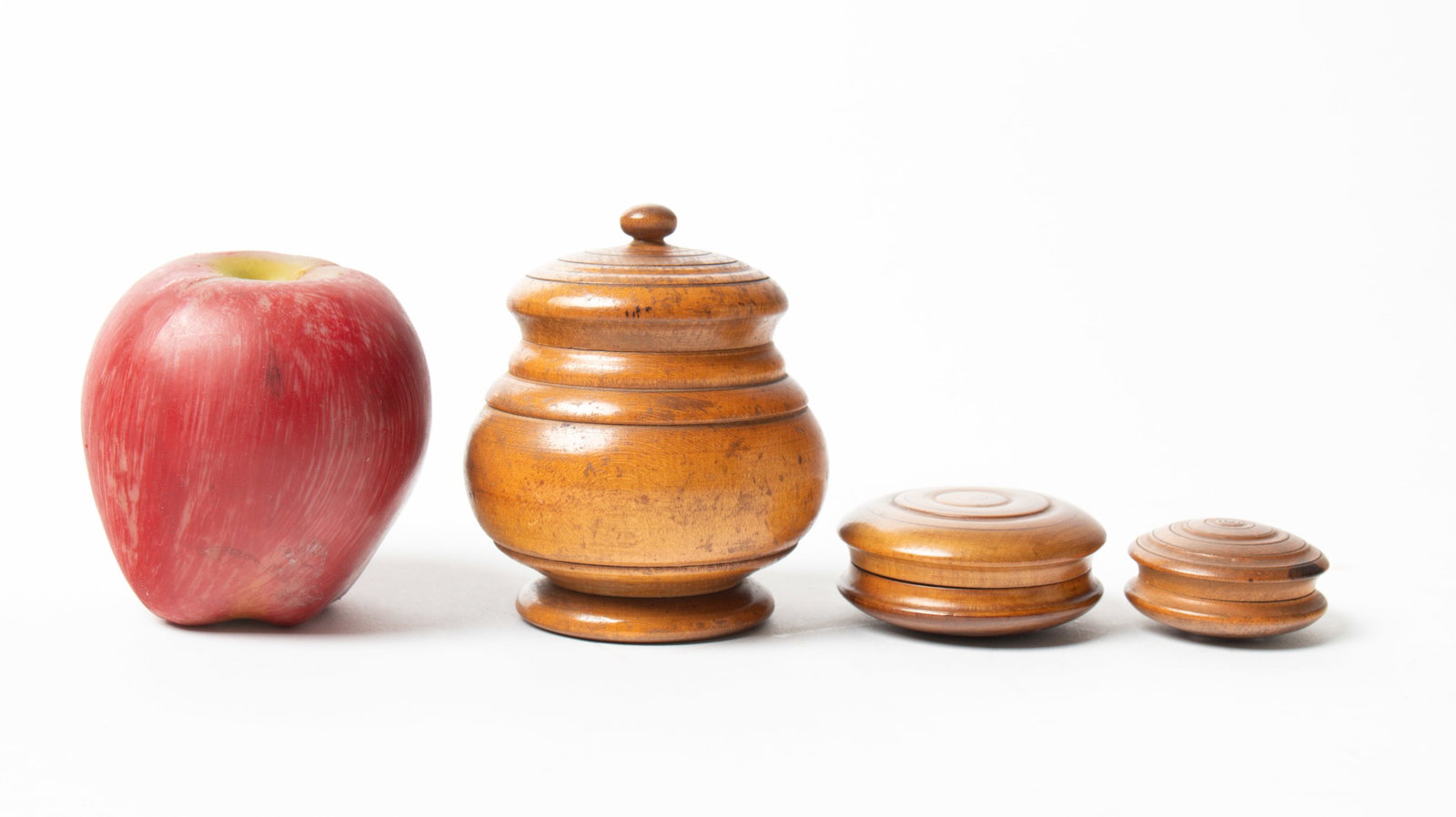 THREE DIMINUTIVE PEASEWARE CONTAINERS. (1 of 4)