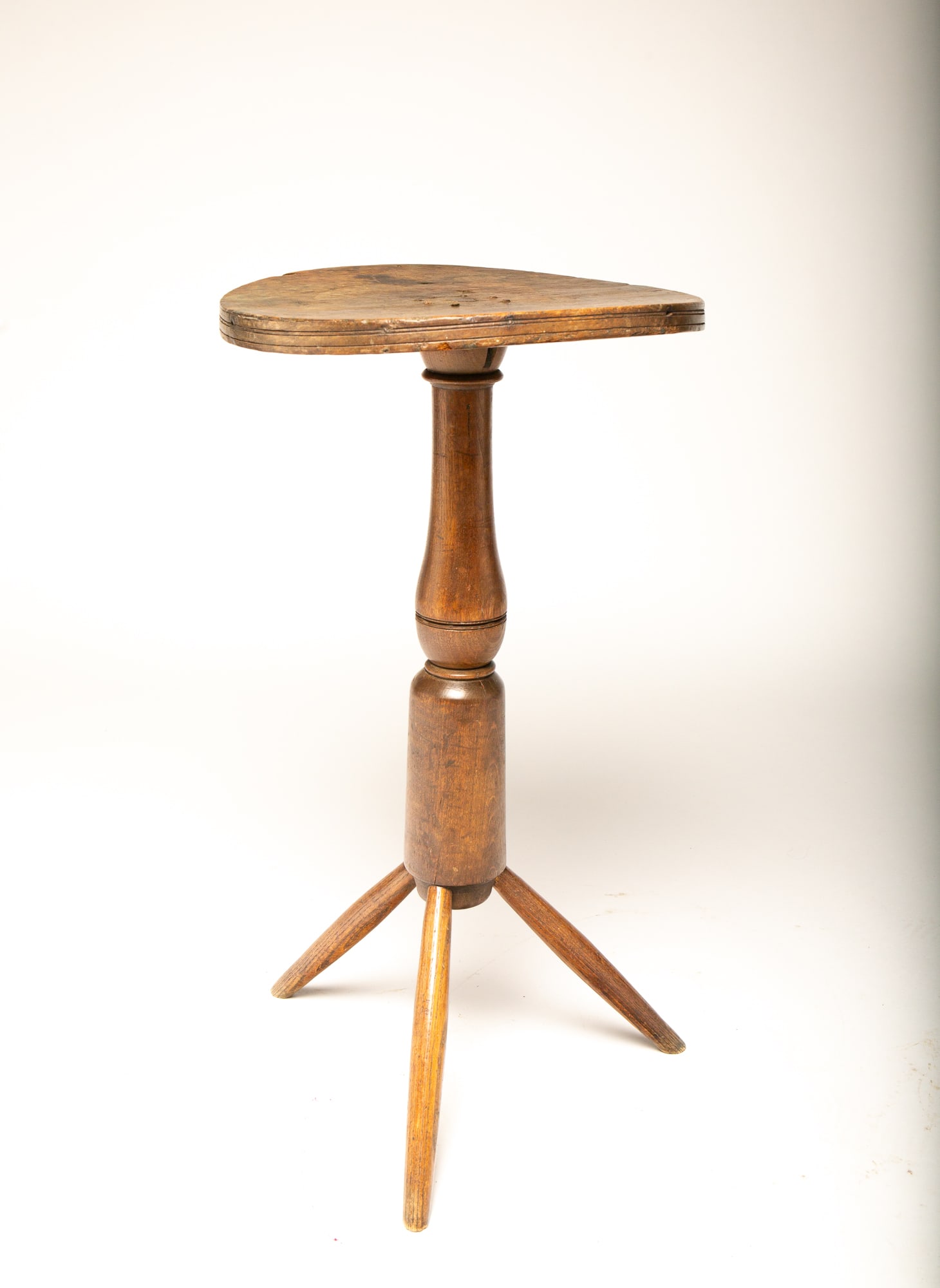 CHESTER COUNTY, PENNSYLVANIA TRIPOD CANDLESTAND.: CHESTER COUNTY, PENNSYLVANIA TRIPOD CANDLESTAND. American, 18th Century. Walnut and oak. Having an oval top pegged to a turned standard and rising on three splayed legs; overall frame, 26.25"h.