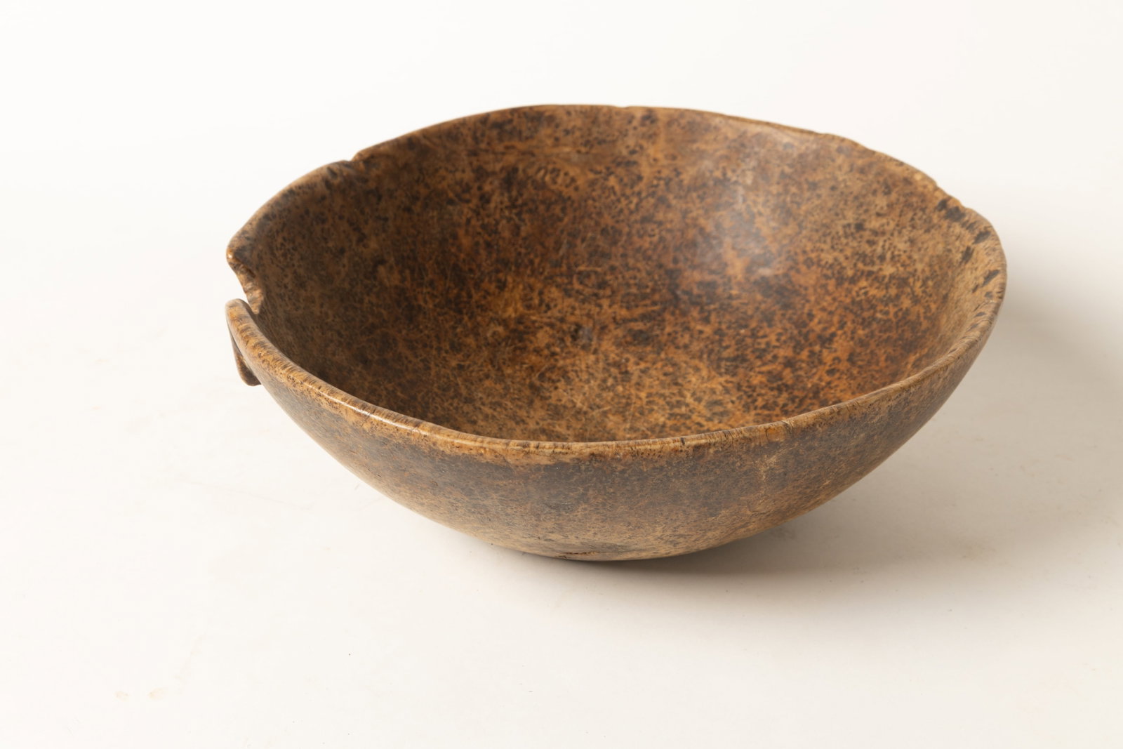 NATIVE AMERICAN CARVED BURL BOWL WITH HANDLES. (1 of 8)