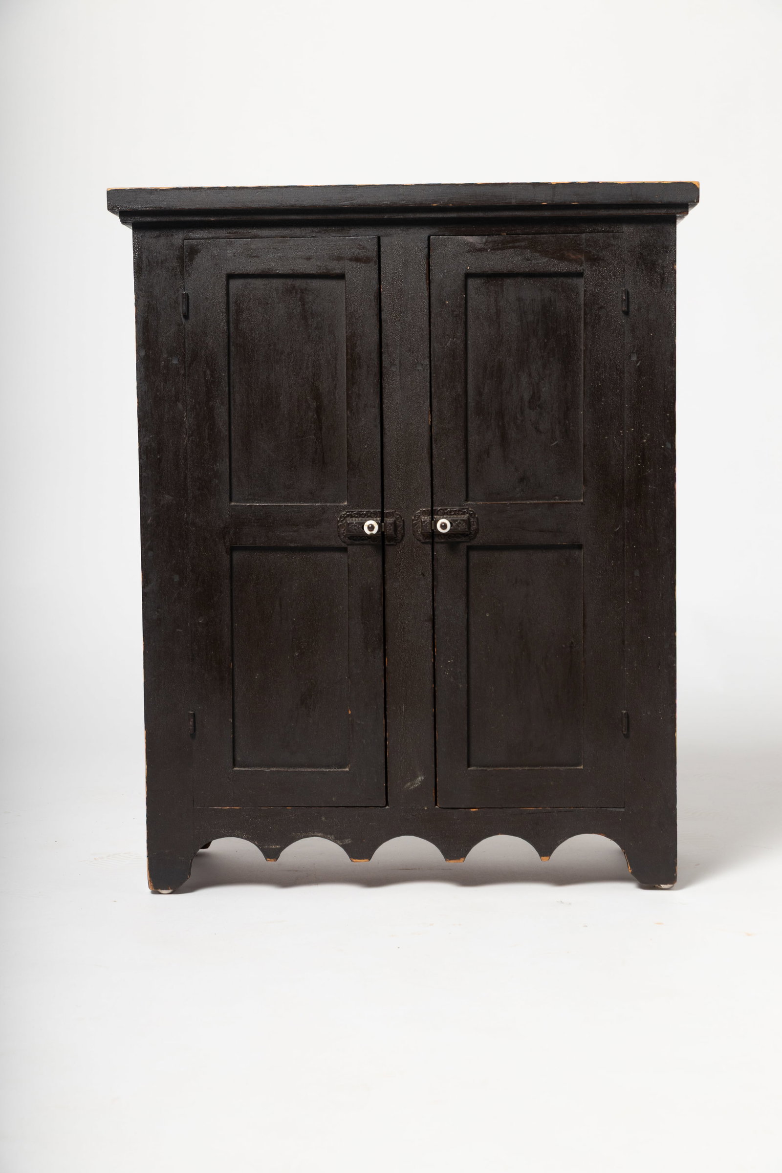 CHILD'S SIZE FLAT WALL CUPBOARD WITH ORIGINAL DARK FINISH. (1 of 8)