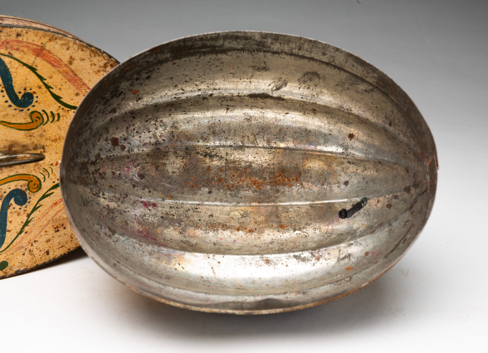 PAINT DECORATED MELON-FORM TINWARE MOLD. - 4