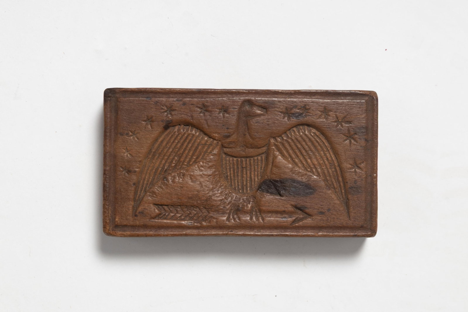 EARLY PATRIOTIC BUTTER PRINT WITH EAGLE AND THIRTEEN STARS, PROBABLY PENNSYLVANIA. (1 of 4)